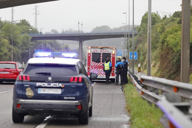 Una mujer de 44 años sobrevive a la caída desde un puente al talud de la ronda sur de Gijón