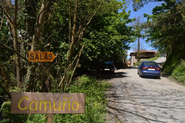 «Los coches pasan por Camuño como si circulasen por la N-634 y esto es un camino vecinal»