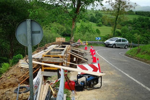 Más de 200.000 euros para la carretera de Corao a Cuevas del Mar