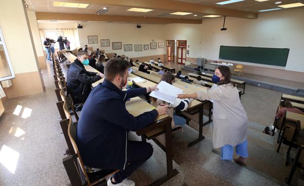 17.000 universitarios inician «con más alegría que nervios» los exámenes presenciales