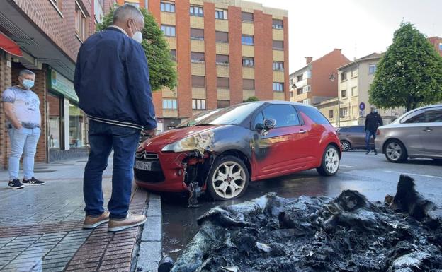 El incendio de tres contenedores provoca daños de consideración en un vehículo en Gijón
