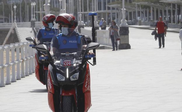 La Policía Local evita que un hombre se tire al mar desde el cerro de Santa Catalina