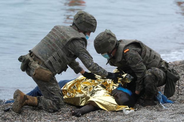 Atacados con piedras los guardias civiles de Gijón desplazados a Ceuta