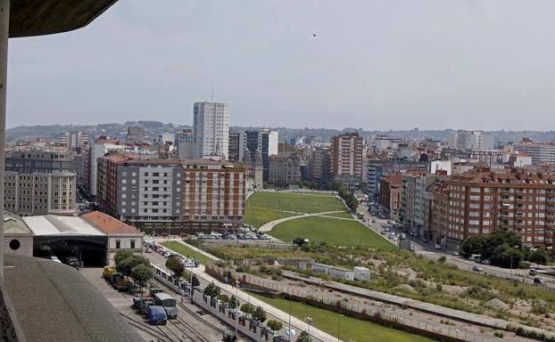 El Pleno de la Junta General acusa a los socialistas de «clavar un puñal a los gijoneses» con los cambios en el Plan de Vías