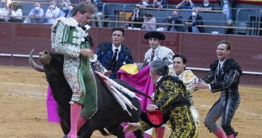 Roca Rey corta dos orejas en una tarde dramática