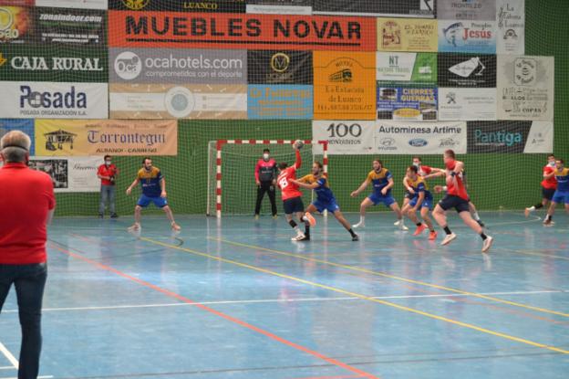 El Oca Luanco cae en el último derbi