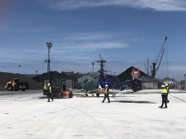 La primera mercancía que saldrá volando del puerto de Avilés