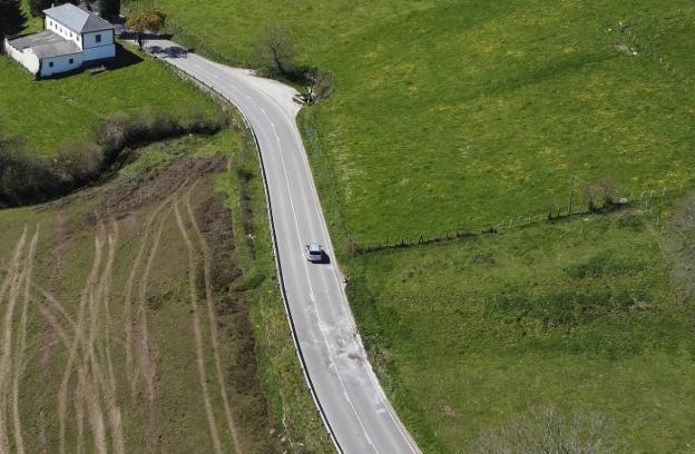 «En la carretera Tineo-La Espina van como balas; no se respetan los límites»