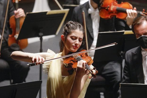 La violinista María Dueñas gana a los 18 años el prestigioso concurso Yehudi Menuhin