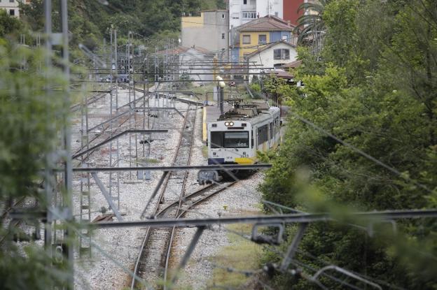 Renfe refuerza la seguridad en la línea Gijón-Laviana para evitar el vandalismo