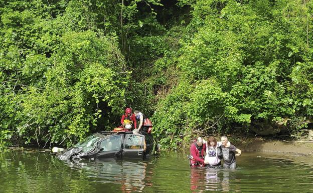 Rescatan a dos personas que cayeron al río Narcea con su coche tras sufrir un accidente en Pravia