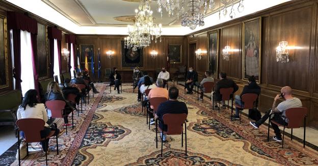 El Ayuntamiento de Avilés busca la colaboración de los hosteleros para reducir la incidencia entre jóvenes