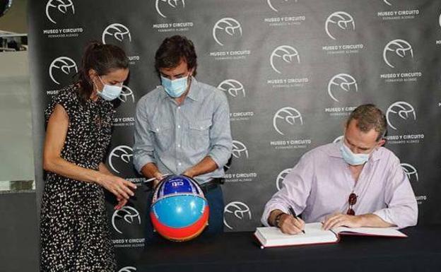 Un casco de Fernando Alonso, un cencerro y mascarillas entre los regalos a los Reyes en 2020