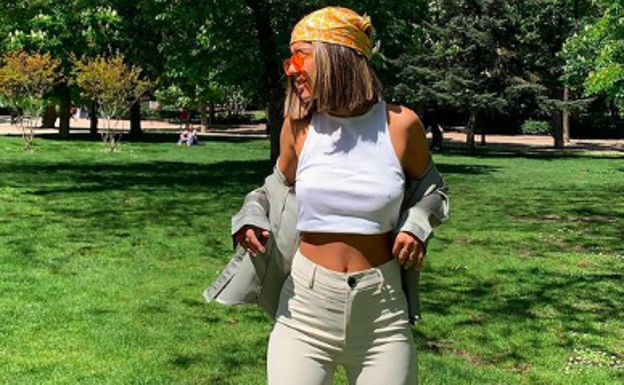 Seis looks de entretiempo con top blanco