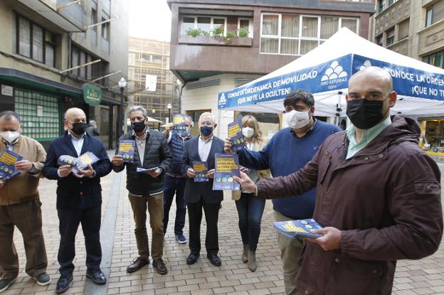 Foro inicia una campaña a pie de calle con folletos contra la ordenanza de movilidad de Gijón