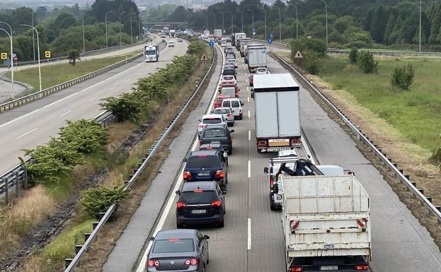 Tres horas de retenciones en la 'Y' por un accidente múltiple con cinco coches implicados
