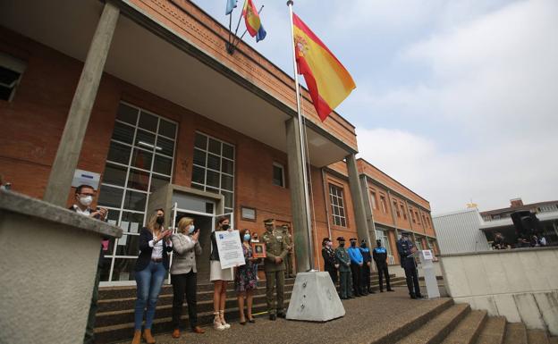 El Colegio Buenavista II de Oviedo acoge el primer izado de bandera en un centro público