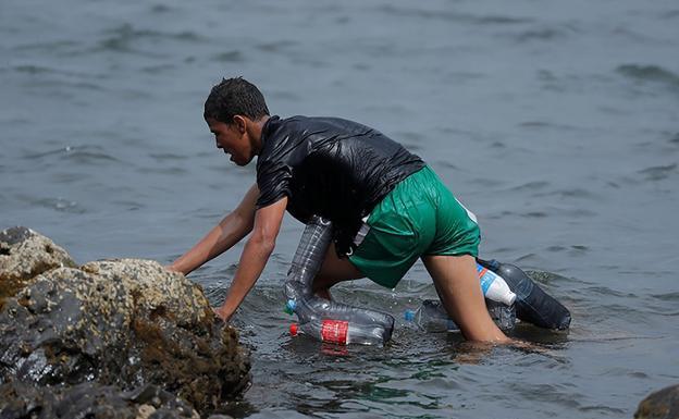 La Fiscalía investiga la devolución 'en caliente' de menores en Ceuta