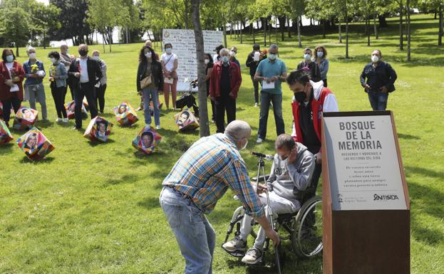 Un homenaje en Gijón para acabar con el miedo al sida y derrotar la marginación