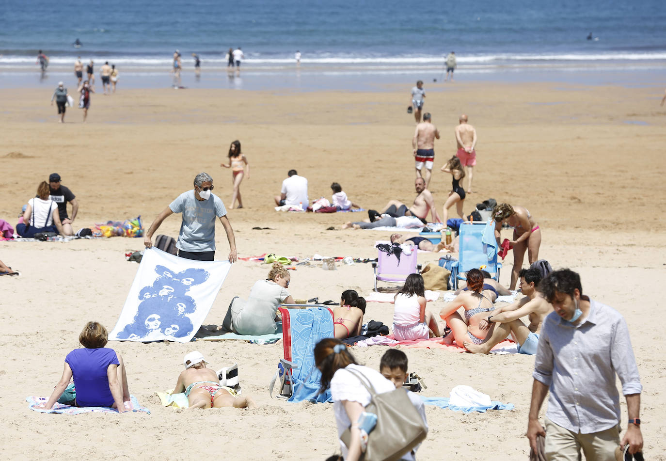 El buen tiempo anima a los asturianos: playas y terrazas llenas