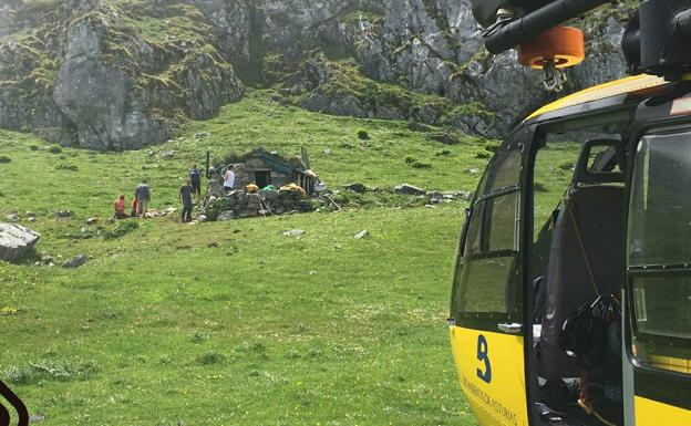 Evacúan en helicóptero a un senderista en los puertos de Agüeria, Quirós