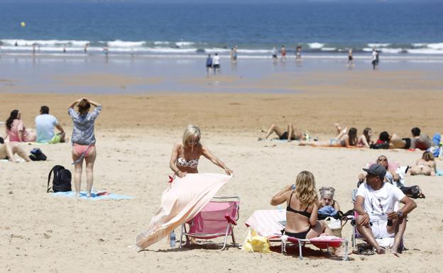 Este verano no habrá casetas ni hamacas en la playa de San Lorenzo
