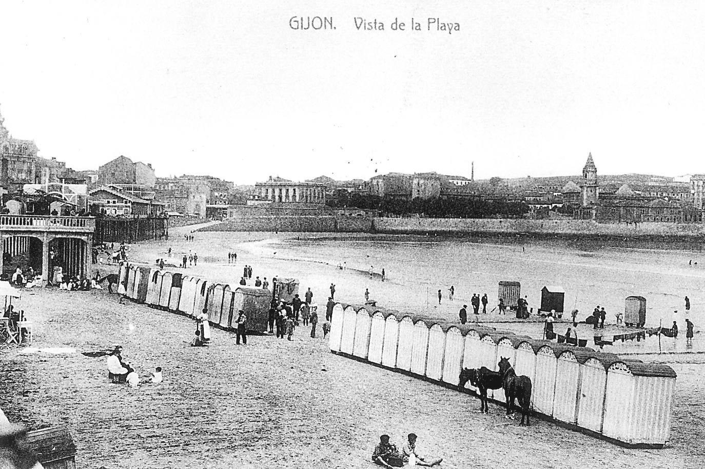 Las casetas de la Playa de San Lorenzo a través del tiempo