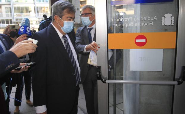 La Fiscalía pide dos años de cárcel para Álvarez-Cascos por cargar 5.550 euros a Foro Asturias