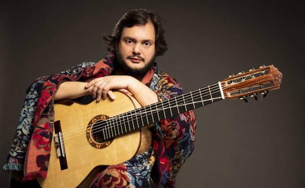 «Me crié en una autocaravana, viajando como hacen los gitanos y animando las fiestas populares»