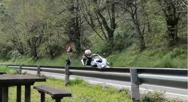 Imputan un delito de conducción temeraria al conductor de una motocicleta en Tineo