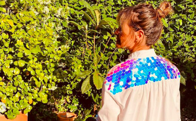 Nuria Roca tiene la camisa blanca más original de la temporada