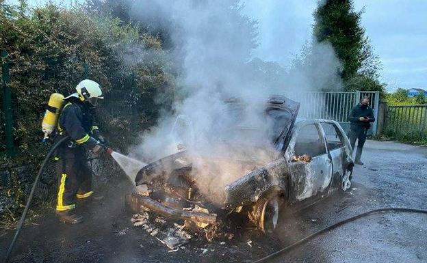 Un incendio calcina un turismo en Lugones