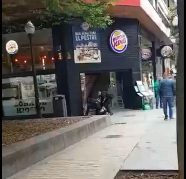 Pasa a disposición judicial el joven que agredió a otro en la terraza de un local de Gijón