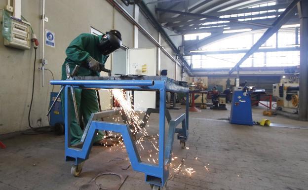 Las empresas asturianas urgen titulados de FP para solucionar la escasez de técnicos