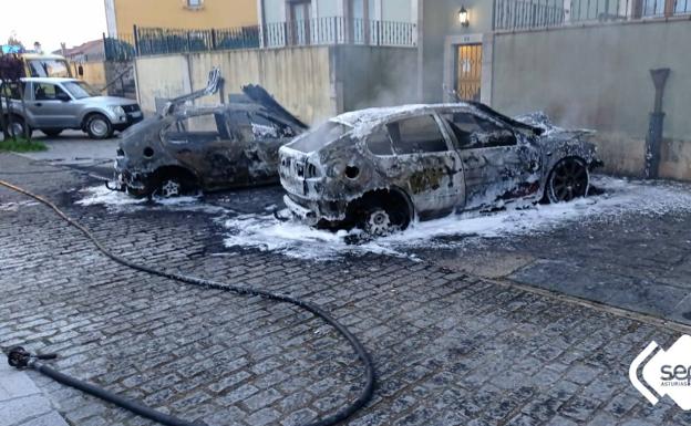 El fuego calcina dos vehículos estacionados en Colombres, Ribadedeva