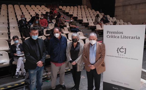 'Línea de fuego', de Arturo Pérez Reverte, mejor novela de 2020 para los críticos