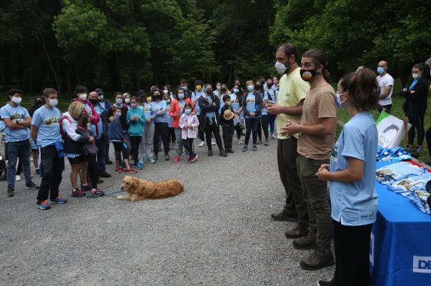 Un centenar de voluntarios cuidan y aprenden sobre las aves e insectos de La Cebera