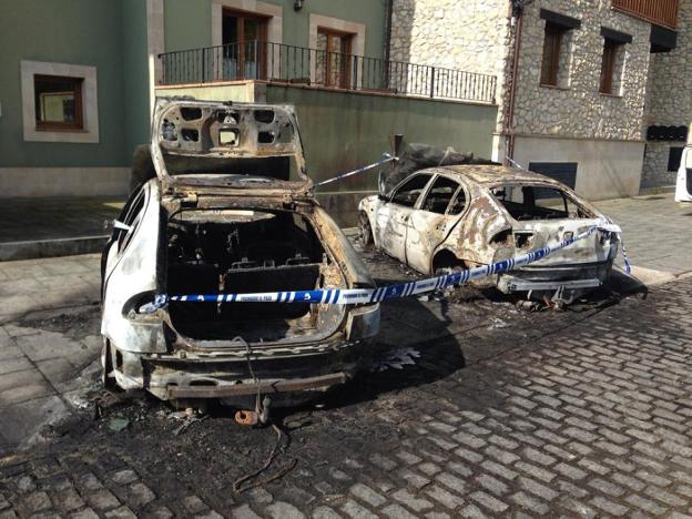 La Guardia Civil investiga el incendio de dos coches en Colombres de madrugada