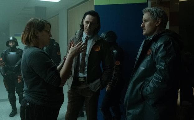 La directora Kate Herron, junto a Tom Hiddleston y Owen Wilson, en el set de rodaje./