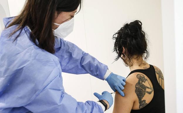 Moderna pide a la Agencia del Medicamento que autorice su vacuna en adolescentes
