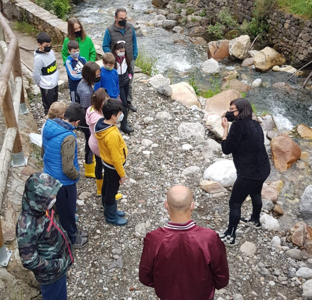 Escolares somedanos analizan el estado de salud del río Somiedo y su biodiversidad