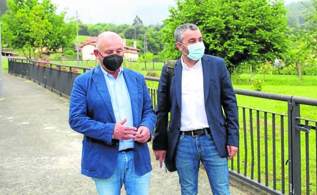 Calvo apuesta por medidas de prevención en el Cuera ante la «presencia recurrente» del lobo