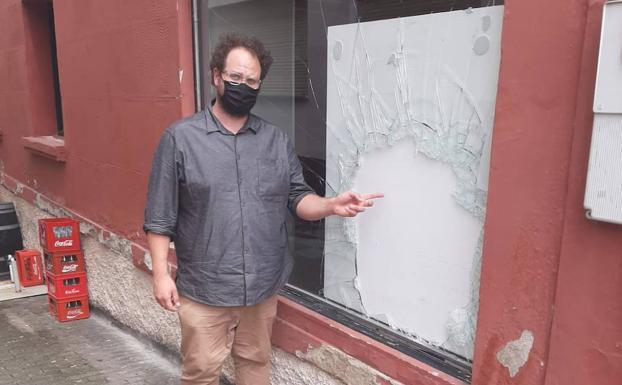 Roban y provocan destrozos en un bar del centro de Infiesto