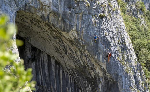 Los hermanos Pou realizan la primera escalada en libre de la vía 'Jon' del arco de La Leze en Álava