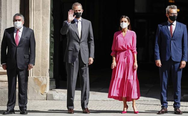 La reina Letizia sorprende con un vestido rosa fucsia estilo «boho»
