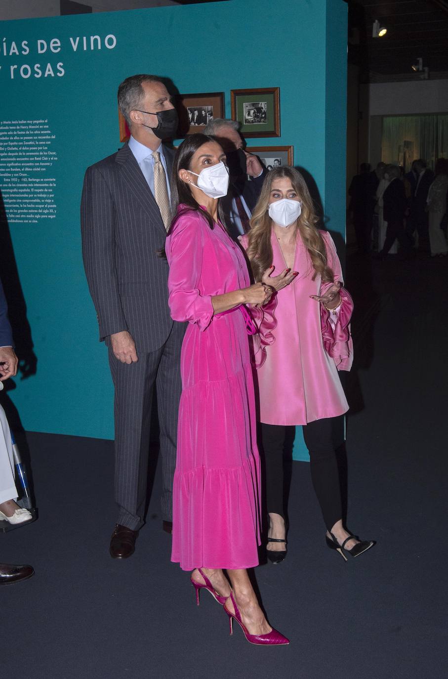 La reina Letizia sorprende con un vestido rosa fucsia estilo «boho« | El  Comercio