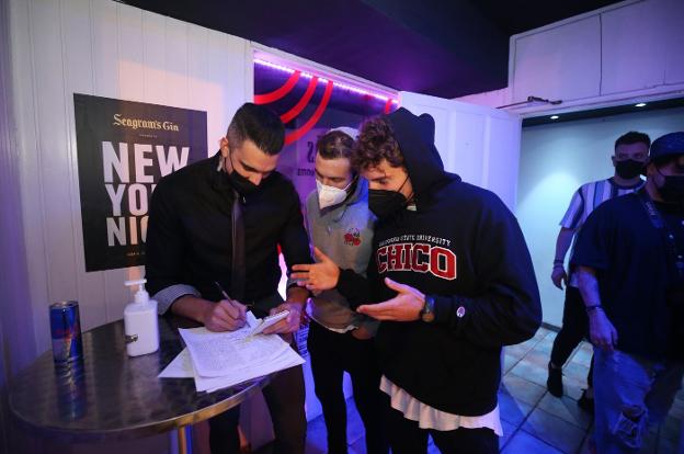 El TSJA anula la obligatoriedad de que los bares hagan un registro de clientes diario