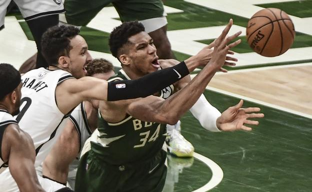 Antetokounmpo y Middleton dan vida a Milwaukee