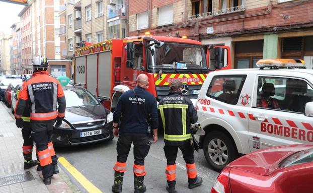 Fallece una mujer al precipitarse a un patio de luces en Gijón
