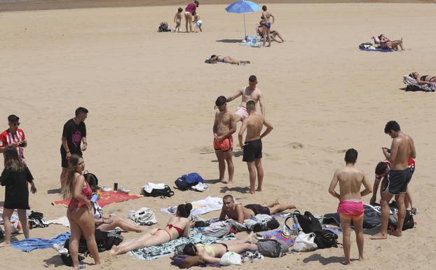 Vídeo | El buen tiempo anima a los gijoneses a llenar las playas